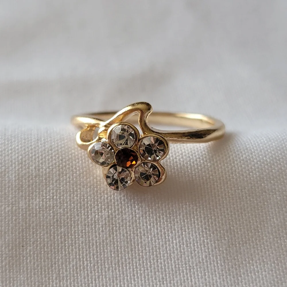 Flower Ring Gold Tone Rhinestone Gem
